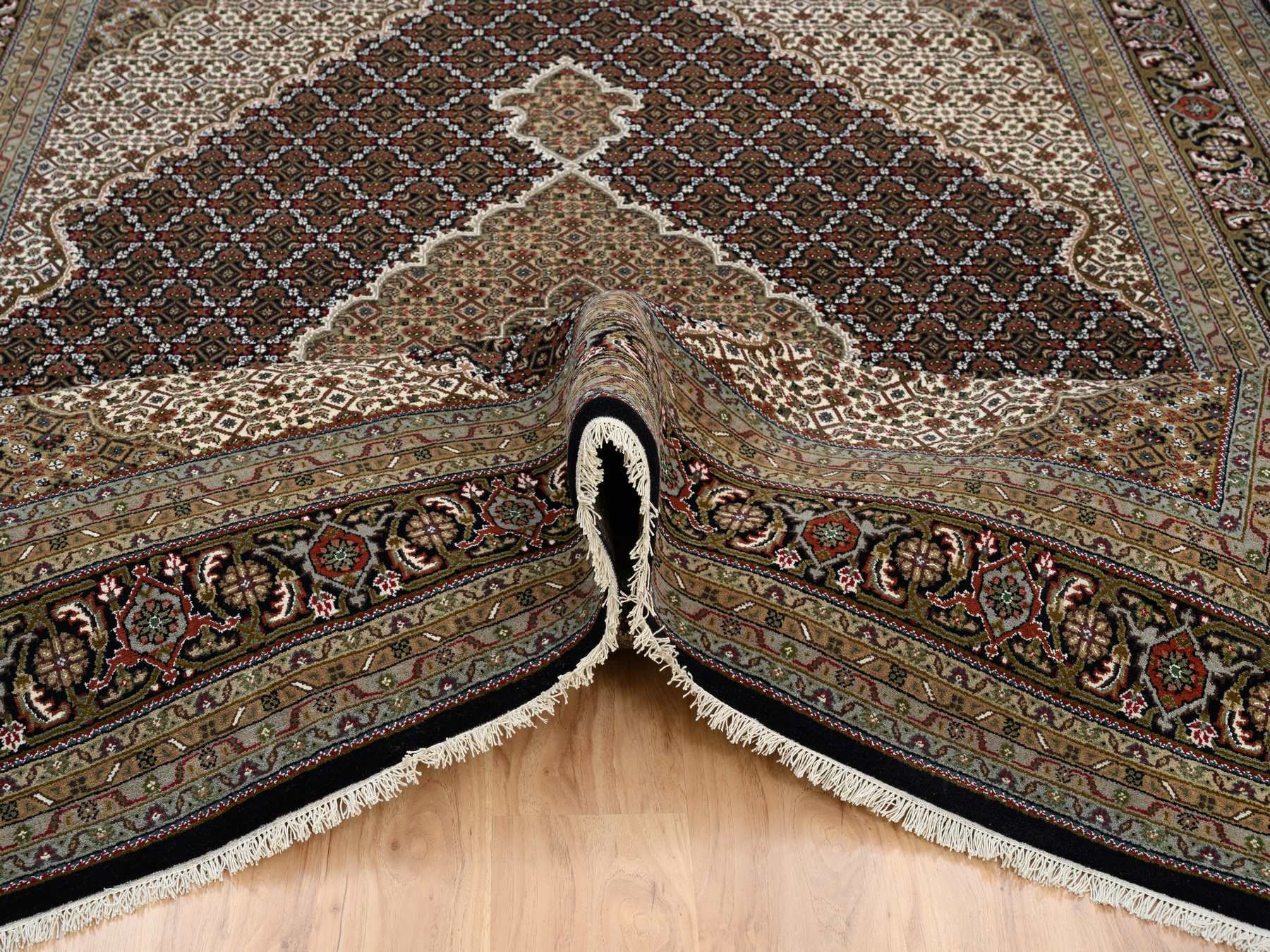 Traditional Rugs LUV576594